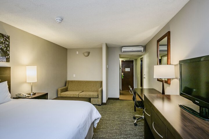 1 King Bed (2 of 11)