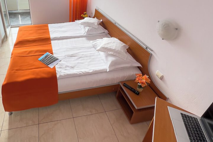Room 8 of 21