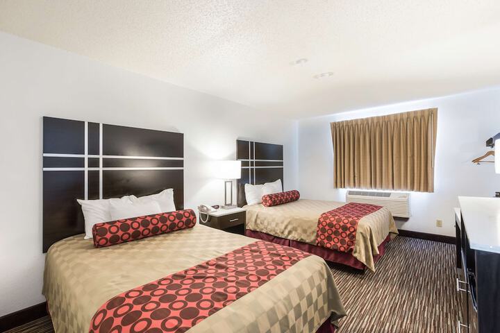 1 Queen Bed (13 of 13)