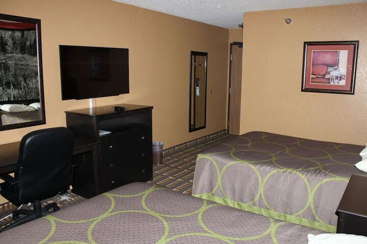 2 Queen Beds (1 of 3)