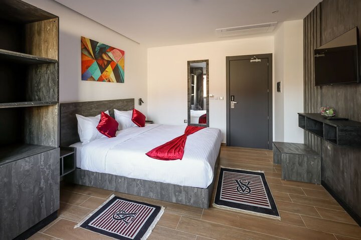 Room 6 of 25