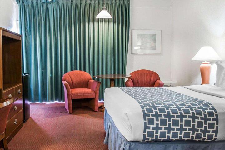 1 Queen Bed (13 of 14)