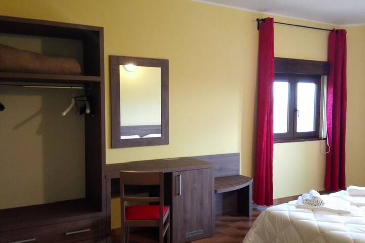 Room 4 of 102