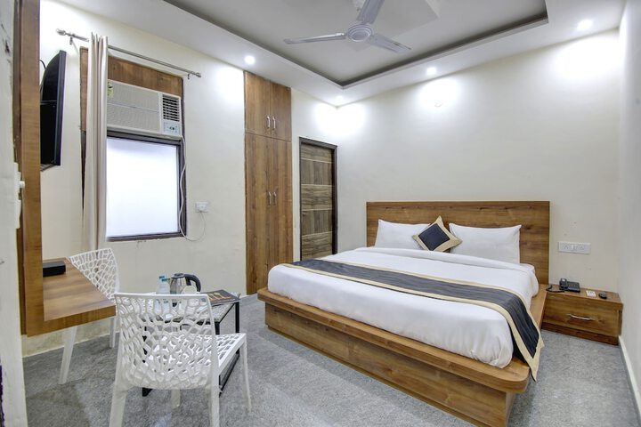 Room 8 of 16