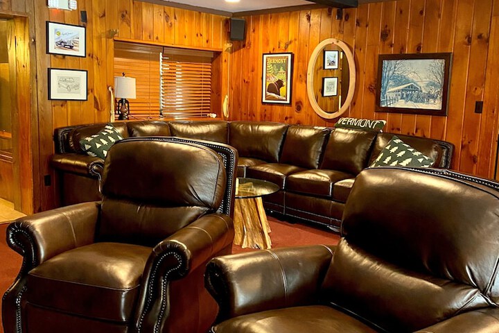 Lounge 18 of 25