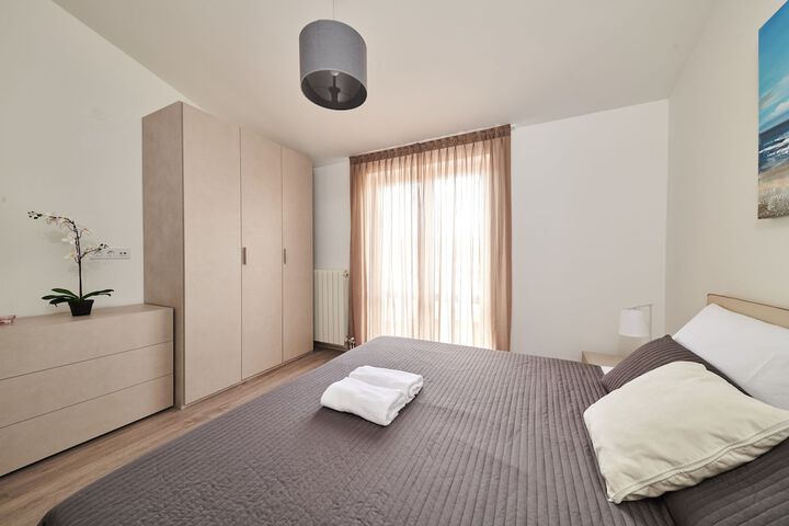 Room 4 of 34