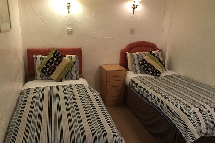 Room 4 of 18