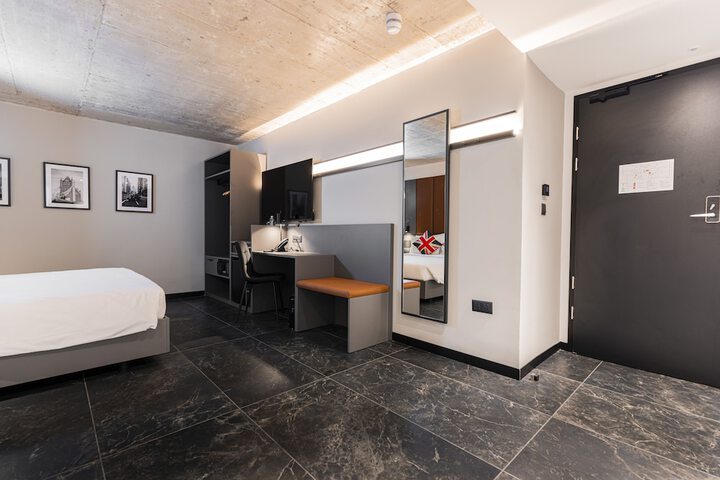 Room 35 of 82