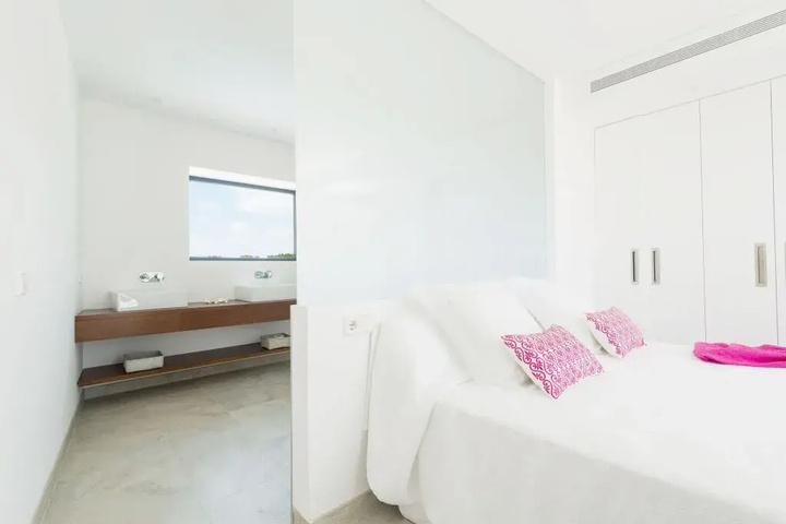 Room 4 of 15