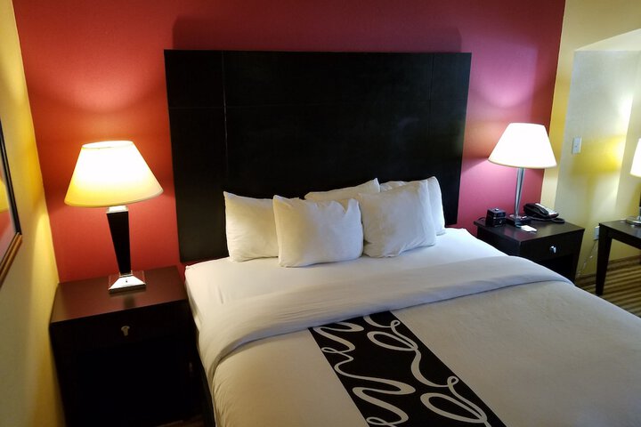 1 King Bed Efficiency (25 of 25)