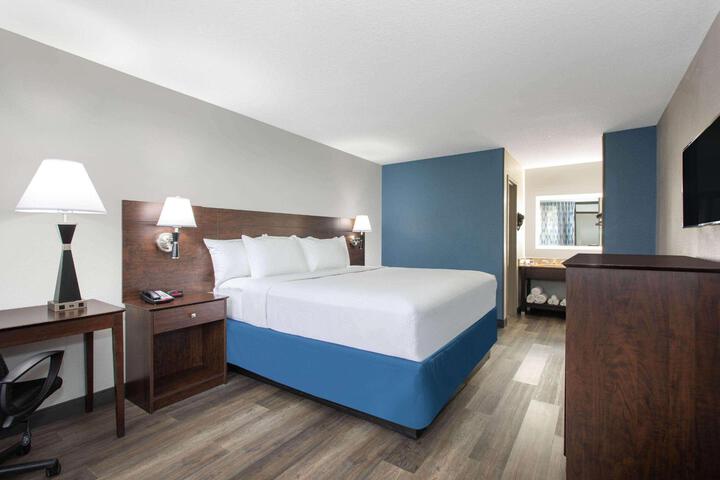 1 King Bed Accessible (2 of 10)