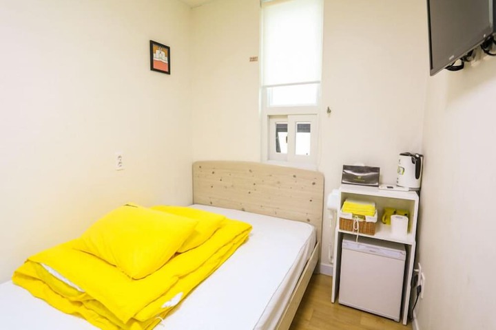 Room 8 of 60