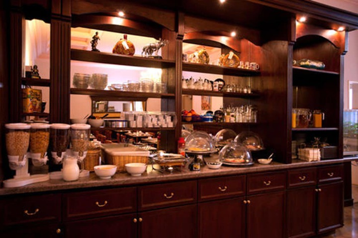 Dining 43 of 52