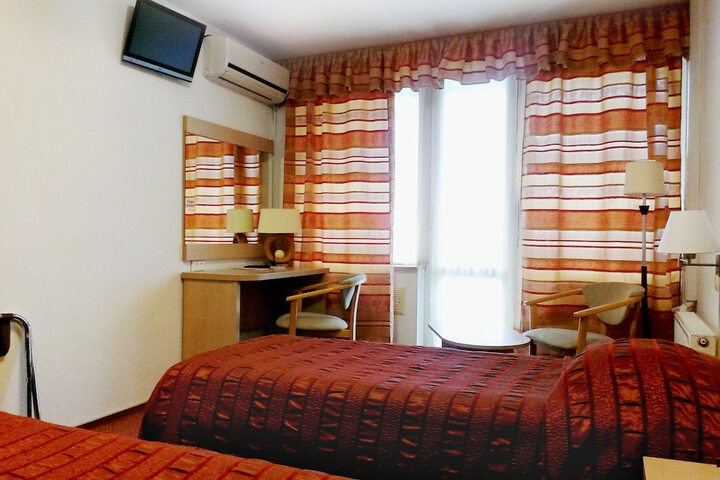 Room 3 of 64