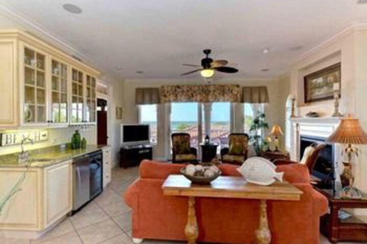 LA CASA DENTON in Holmes Beach, FL
