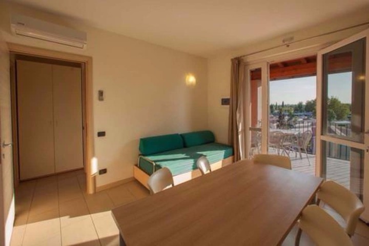 Room 4 of 93