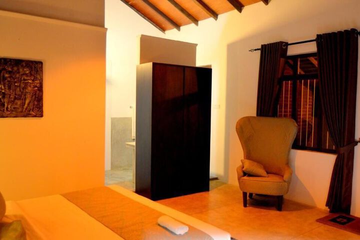 Room 13 of 16