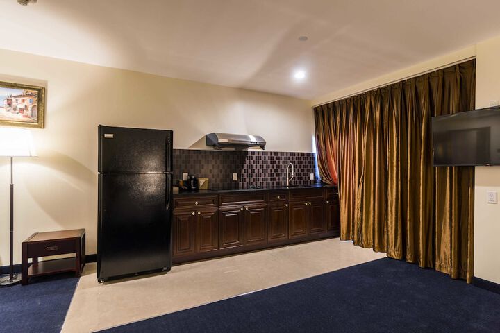 1 Queen Bed (3 of 19)