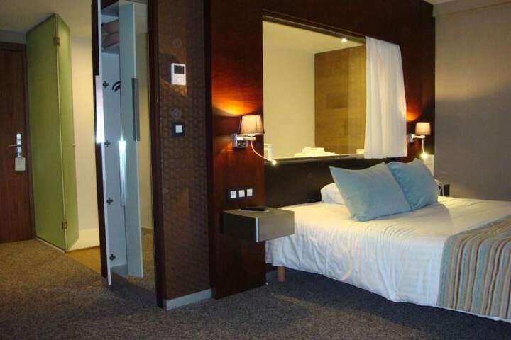 Room 4 of 37