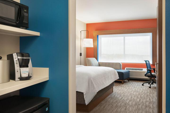1 King Bed Standard Comm Accessible (4 of 13)