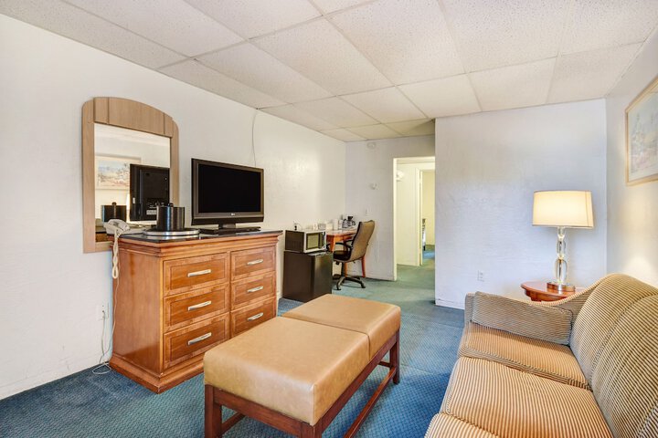 Room 6 of 25