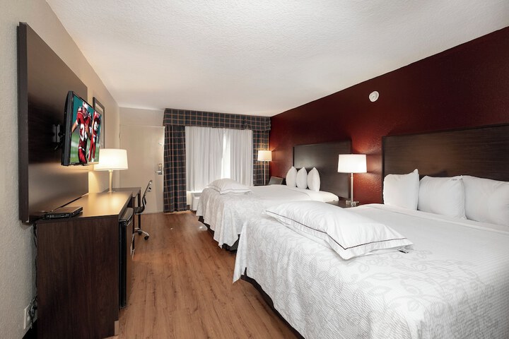 2 Queen Beds (2 of 9)