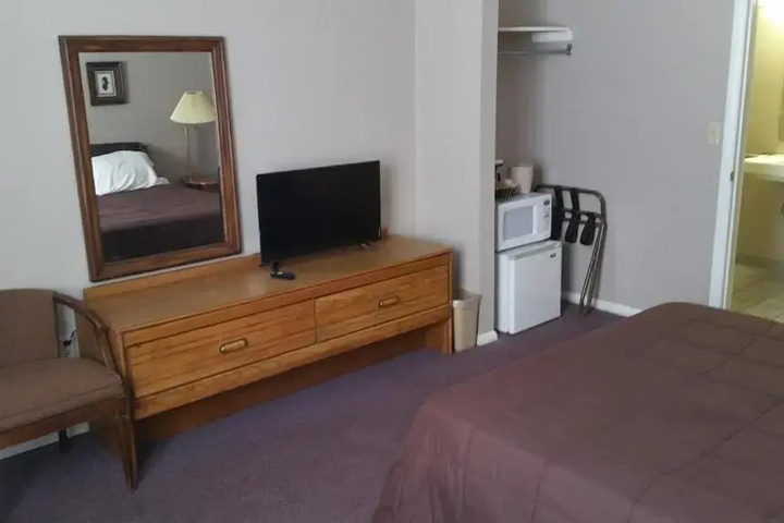 Room 6 of 9