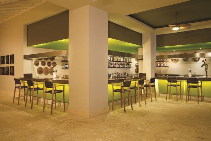 Lounge 73 of 84