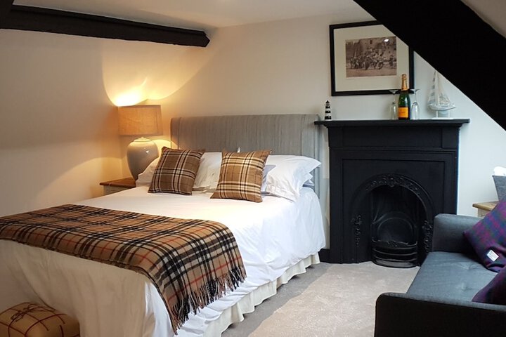 Room 4 of 82