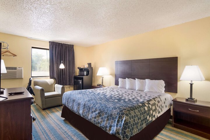 1 King Bed (4 of 11)