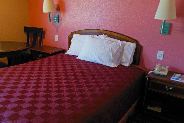 1 Queen Bed (1 of 15)