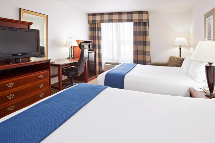 2 Queen Beds (5 of 7)