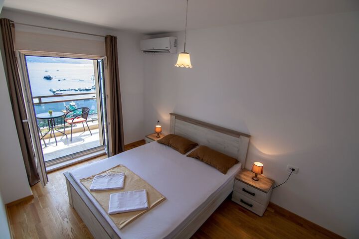 Room 4 of 18