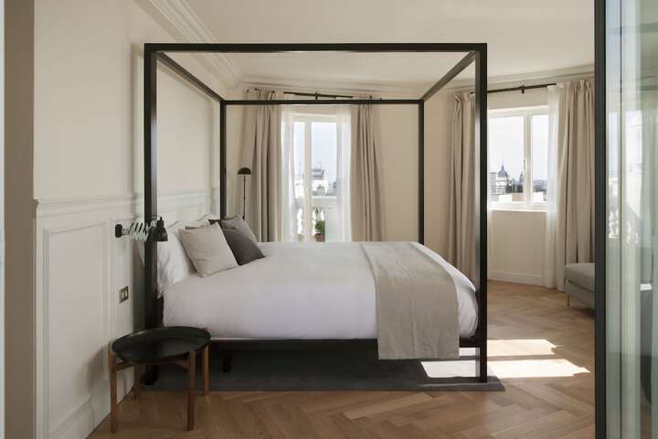 Room 9 of 90