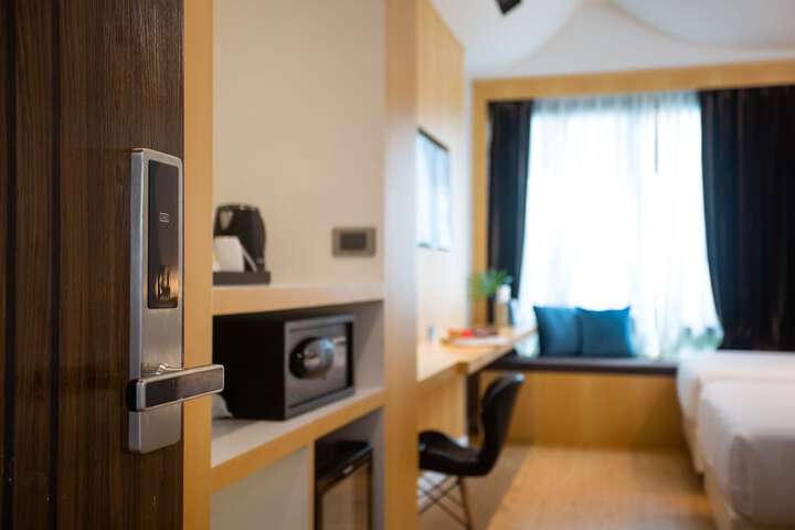 Room 12 of 84