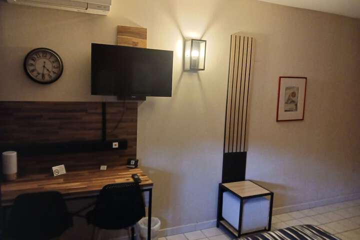 Room 18 of 143