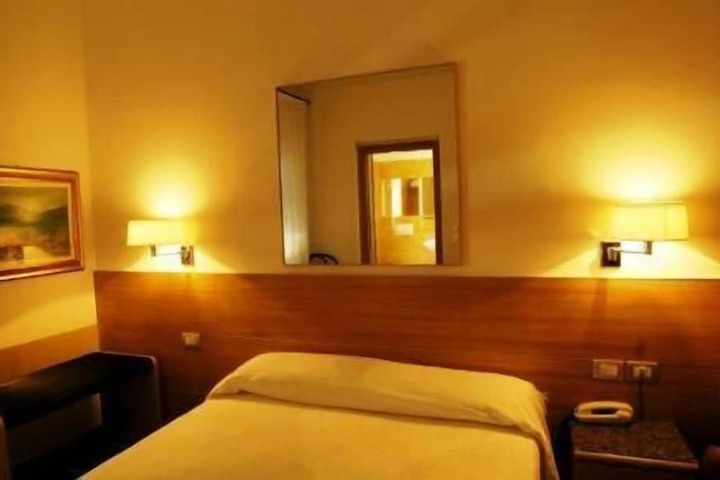 Room 6 of 43