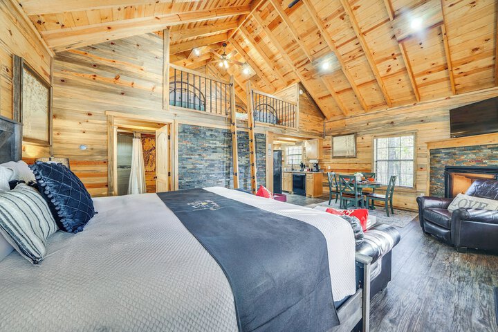 Hot Tub & Fire Pit: Cozy Cabin in Broken Bow!