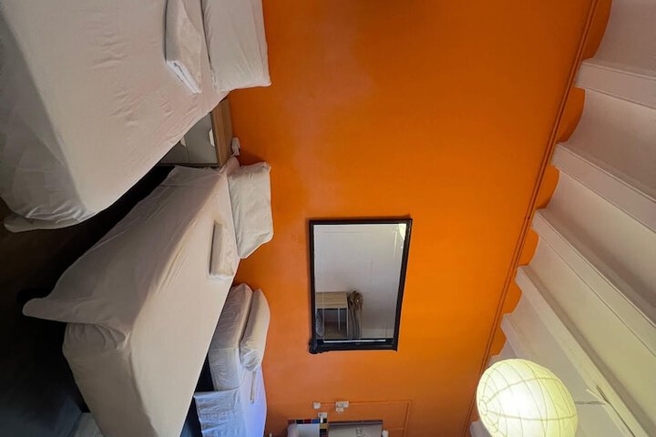 Room 8 of 12