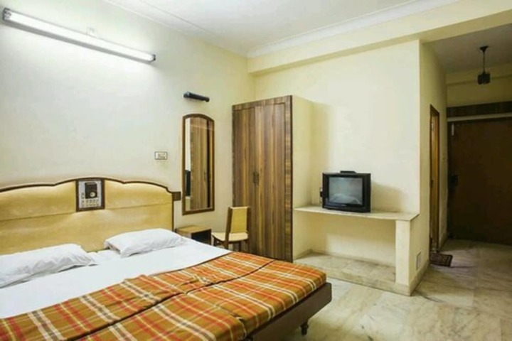Room 4 of 12