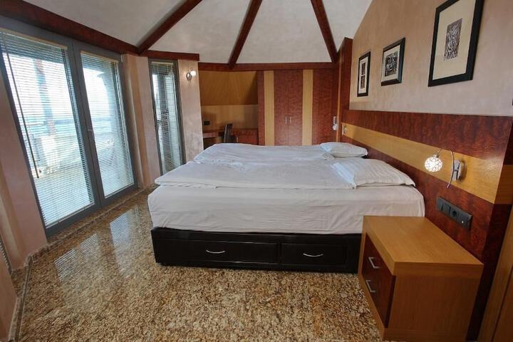 Room 7 of 81