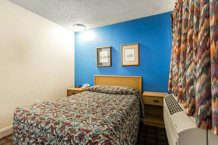 Room 6 of 16