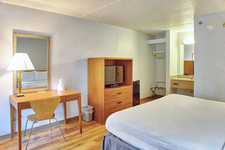 Room 10 of 17