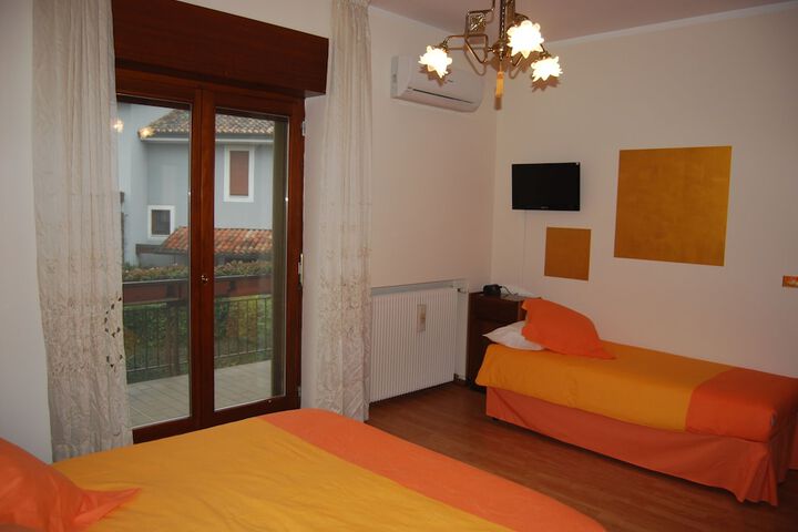 Room 11 of 33