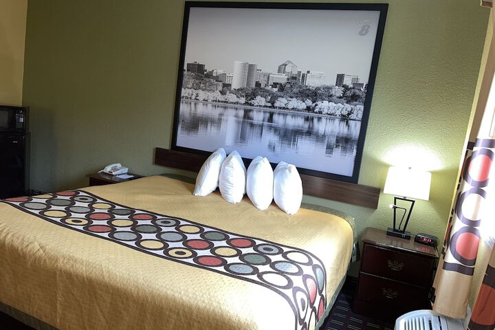 1 King Bed (5 of 5)