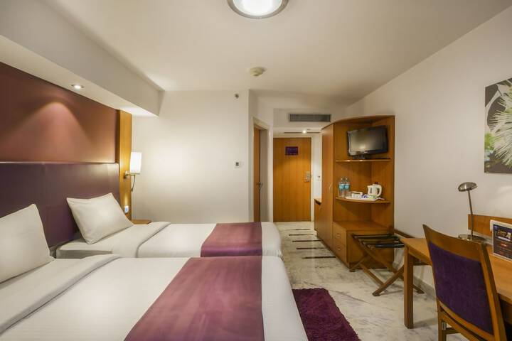 Room 18 of 43