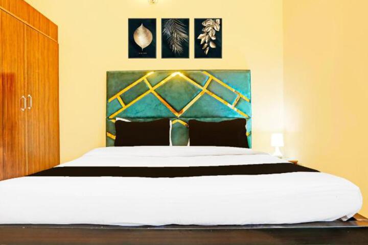Hotel O M U Club