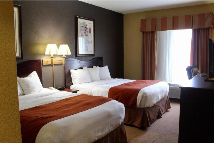 2 Queen Beds (1 of 7)