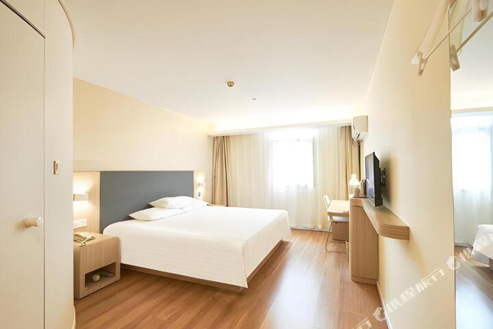 Hanting Hotel (Chifeng Railway Station East Plaza Store)