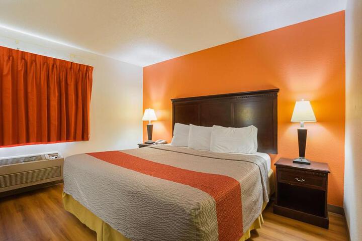 1 King Bed (4 of 13)